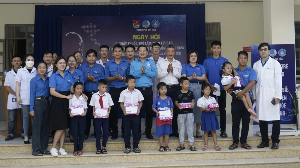 Tặng quà cho trẻ em