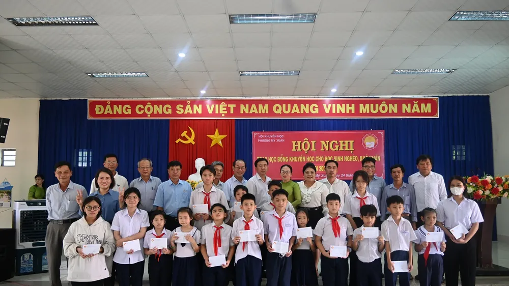 Vedan Việt Nam trao tặng học bổng khuyến học và nhà Đại đoàn kết tại phường Mỹ Xuân