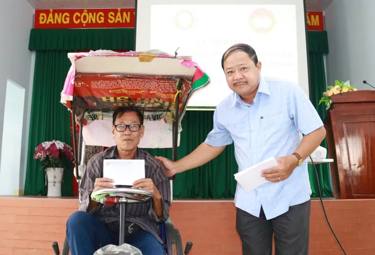 Công ty XSKT Đồng Tháp trao quà Tết Nguyên đán Giáp Thìn năm 2024