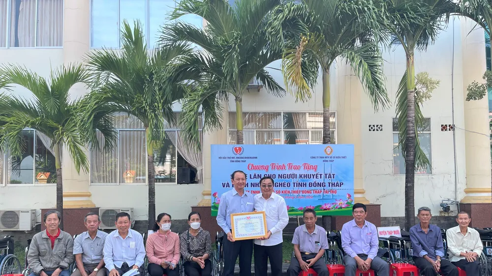Công ty XSKT Đồng Tháp trao tặng 55 xe lăn cho người khuyết tật và bệnh nhân nghèo tỉnh đồng tháp