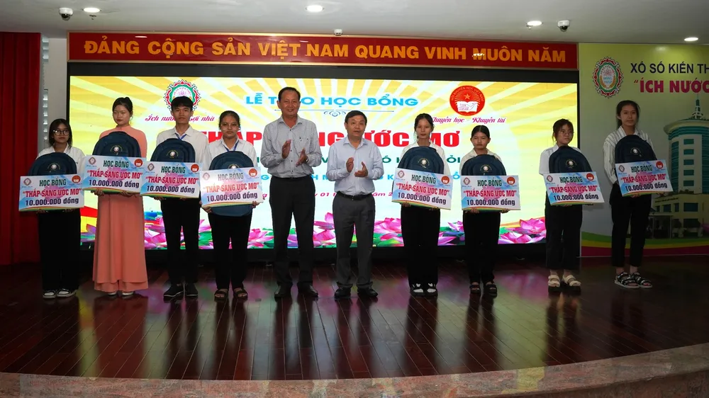 Công ty XSKT Đồng Tháp trao 78 học bổng “Thắp sáng ước mơ”