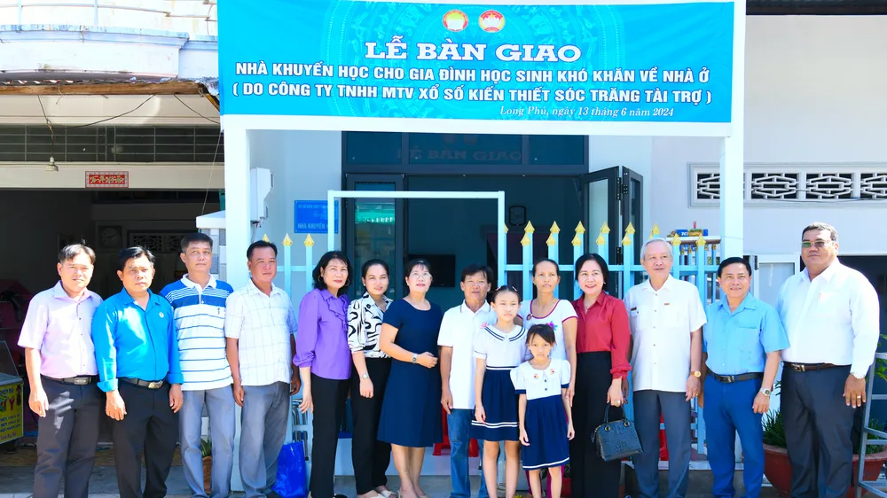 Công ty Xổ số kiến thiết Sóc Trăng trao 2 căn nhà cho học sinh khó khăn