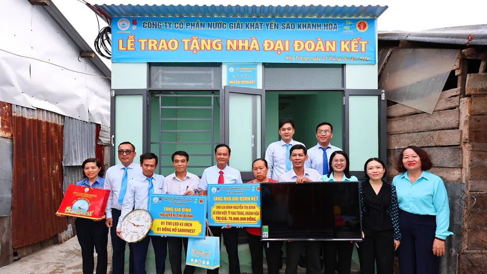 Công ty Cổ phần Nước giải khát Yến sào Khánh Hòa trao nhà đại đoàn kết