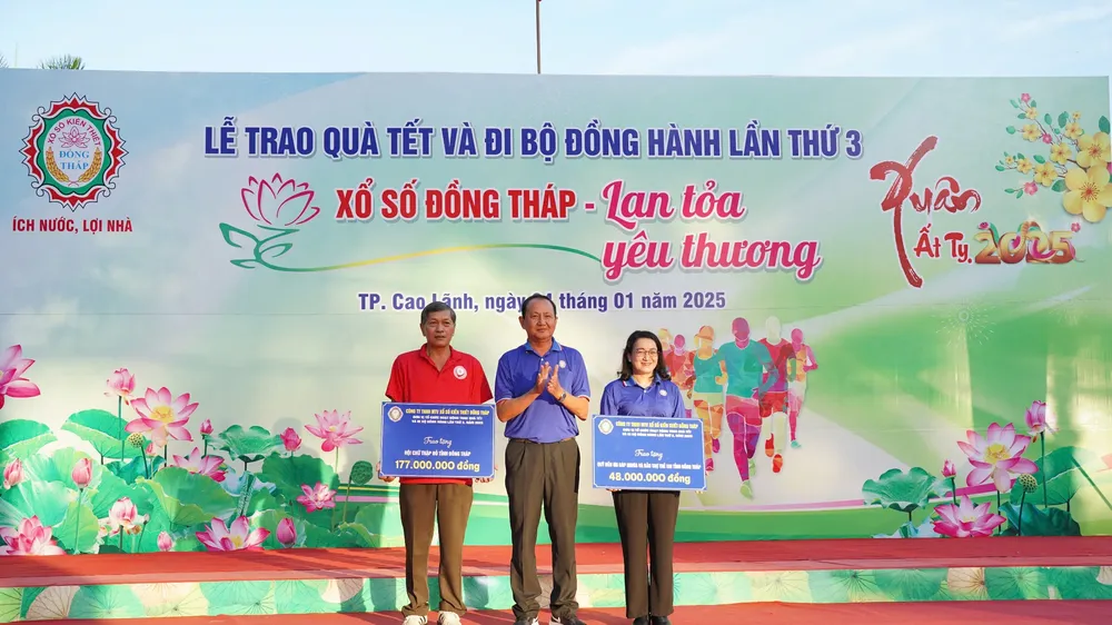 Công ty XSKT Đồng Tháp: Tổ chức đi bộ đồng hành và trao quà Tết “Xổ số Đồng Tháp - Lan tỏa yêu thương” năm 2025