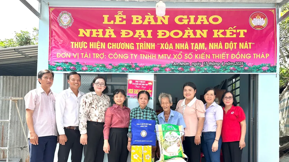 Công ty TNHH MTV Xổ số kiến thiết Đồng Tháp trao nhà Đại đoàn kết cho các hộ gia đình khó khăn về nhà ở 