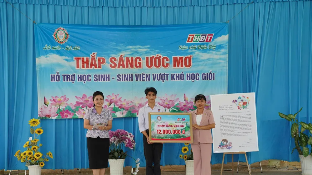 Học bổng "Thắp sáng ước mơ" tiếp sức cho nam sinh Đồng Tháp có cha làm thuê, nuôi ước mơ trở thành giáo viên