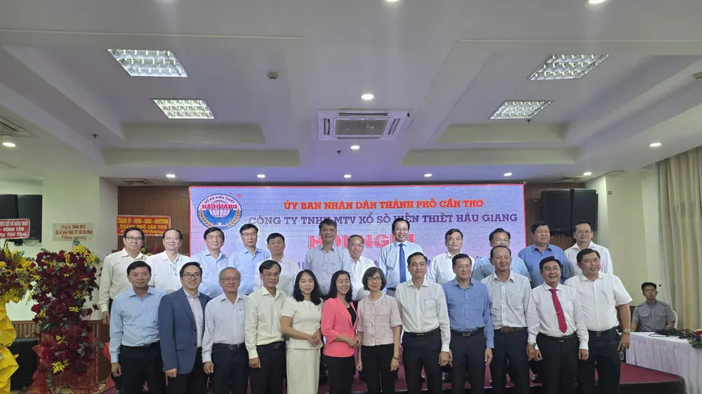 Đại diện lãnh đạo các công ty XSKT miền Nam tham dự hội nghị XSKT khu vực miền Nam lần thứ 140 tại Cần Thơ ngày 27-2-2026 chụp ảnh lưu niệm.