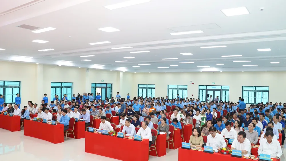 Lãnh đạo UBND tỉnh Khánh Hòa gặp gỡ, đối thoại với đoàn viên, người lao động