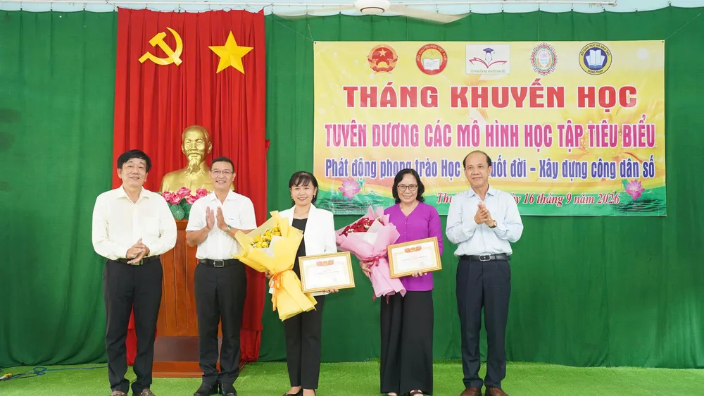Công ty XSKT Đồng Tháp trao 130 triệu đồng cho hội khuyến học