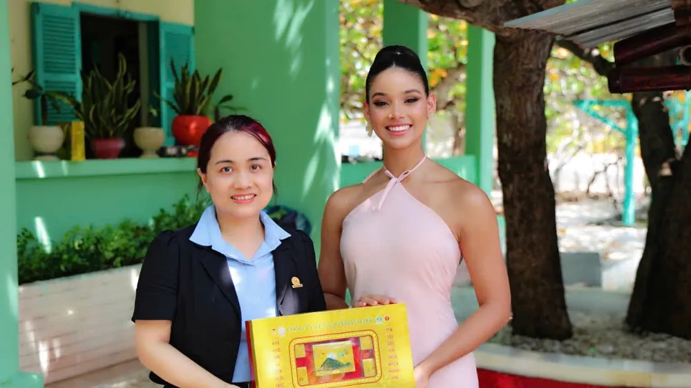 Hoa hậu thế giới Joheiry Mola Domiguez cùng hai Á hậu trải nghiệm đảo yến Hòn Nội