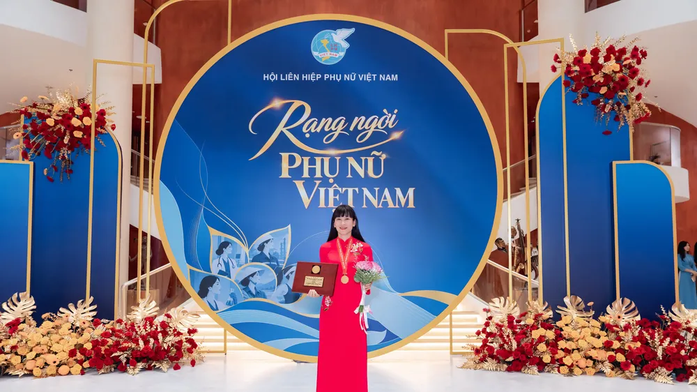 Chủ tịch HĐTV Công ty Yến sào Khánh Hòa Trịnh Thị Hồng Vân nhận giải thưởng Phụ nữ Việt Nam 2026