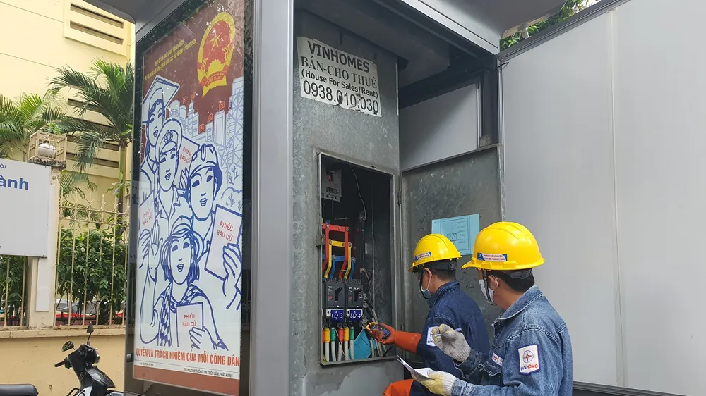 Nhân viên EVNHCMC kiểm tra công trình điện nơi phục vụ bầu cử