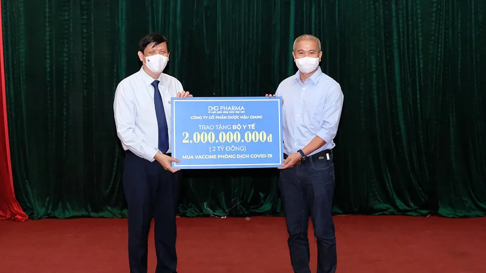 Bộ trưởng Nguyễn Thanh Long thay mặt ngành y tế tiếp nhận hỗ trợ 2 tỷ đồng mua vaccine phòng Covid-19 từ Dược Hậu Giang