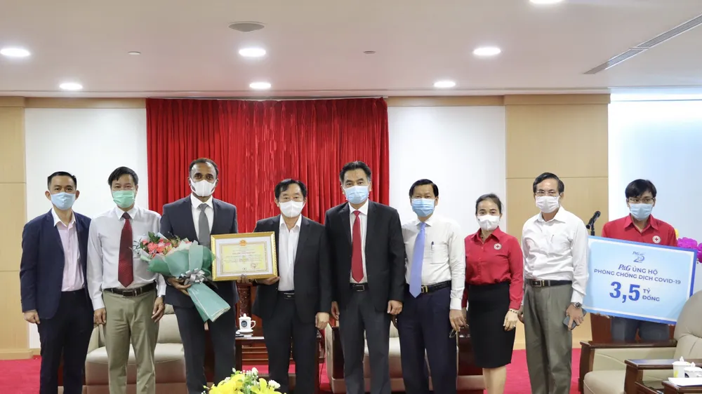 Đại diện P&G Việt Nam trao tài trợ hiện kim và hàng hóa hỗ trợ công tác phòng, chống dịch Covid-19