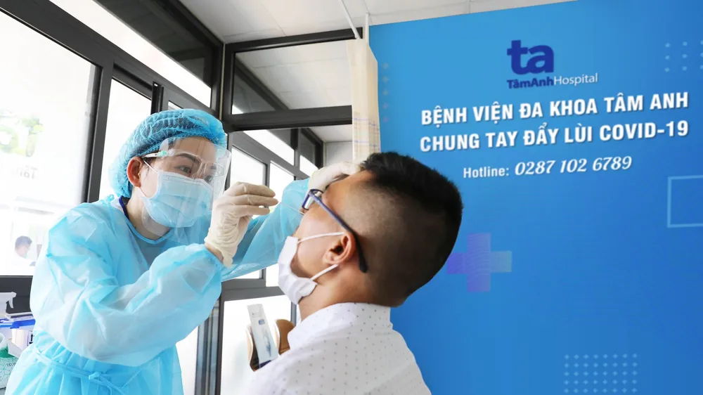Người dân lấy mẫu xét nghiệm Covid-19 tại BVĐK Tâm Anh