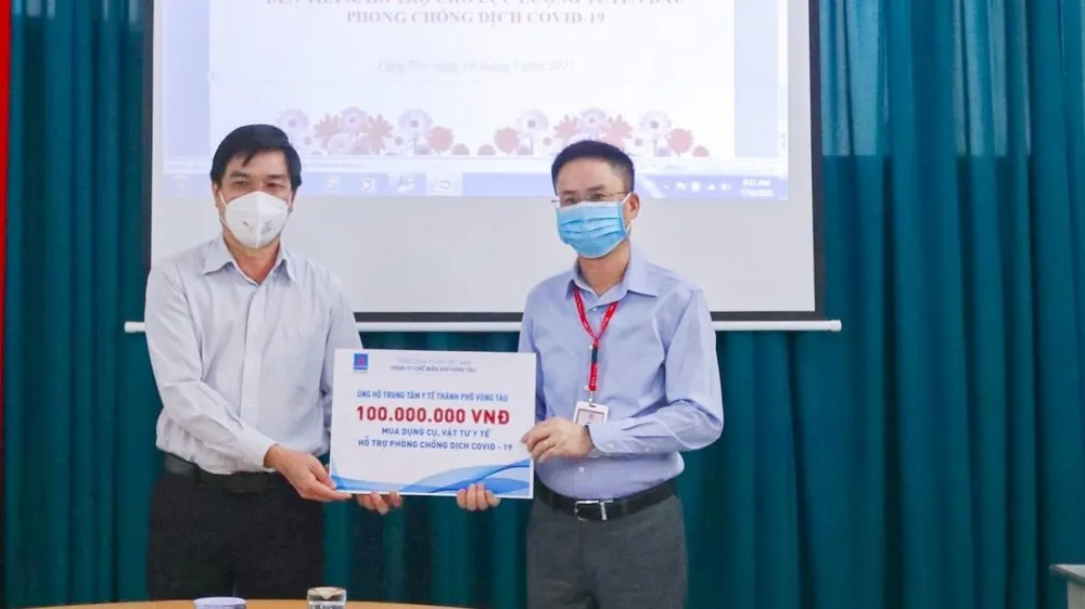 Lãnh đạo Công ty Chế biến Khí Vũng Tàu trao tặng các thiết bị y tế cho Trung tâm Y tế Vũng Tàu