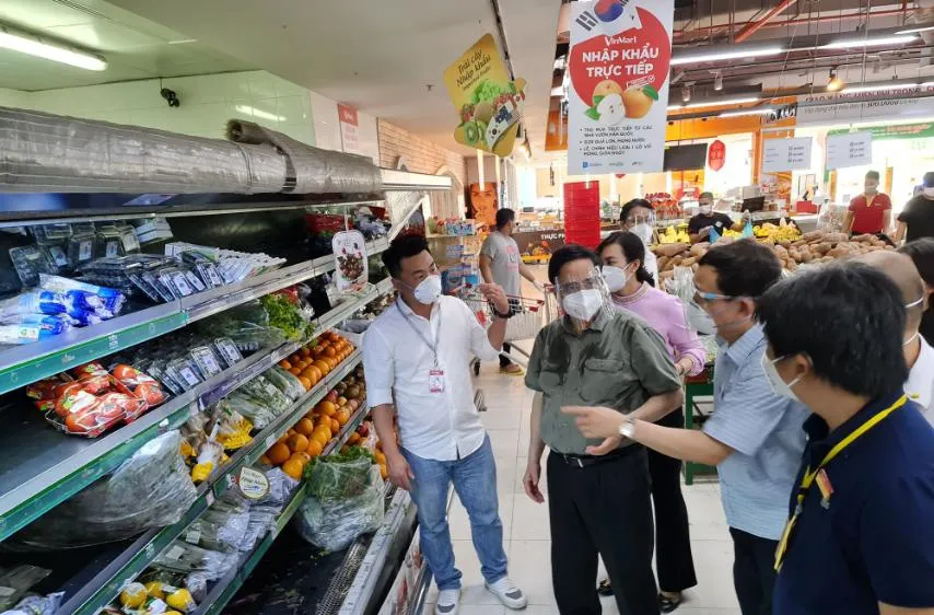 Thủ tướng Phạm Minh Chính thăm siêu thị VinMart Lê Văn Việt, TPHCM