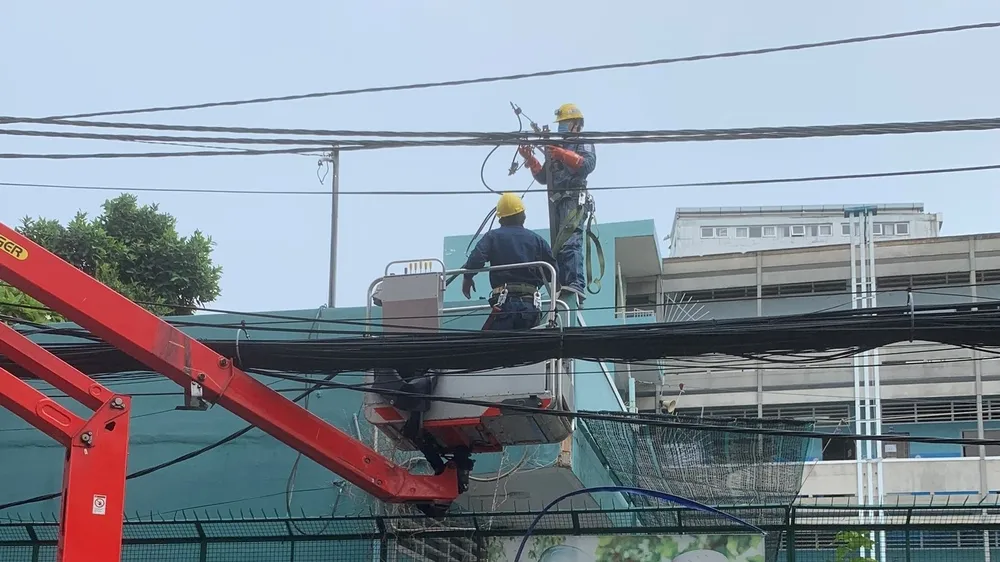 Công nhân Công ty Điện lực Gia Định triển khai công tác ngay trong thời gian cao điểm giãn cách theo Chỉ thị 16