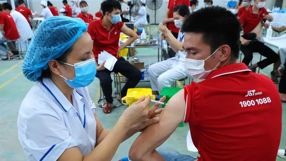 Hơn 2.000 shipper J&T Express đã được tiêm vaccine phòng Covid-19