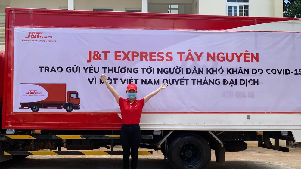 J&T Express chi nhánh Tây Nguyên ủng hộ nhu yếu phẩm cho người dân khó khăn