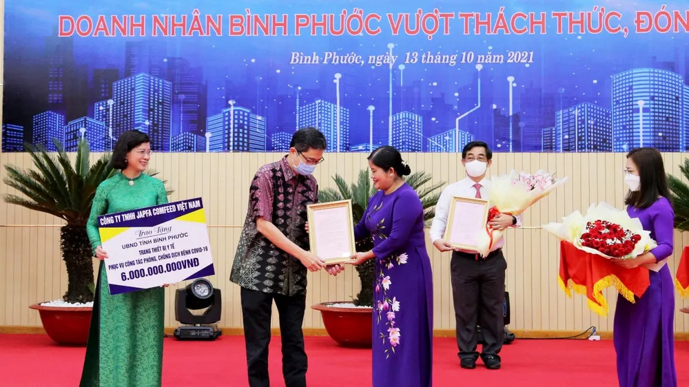 Ông Arif Widjaja - Tổng giám đốc Japfa Việt Nam trao tặng trang thiết bị y tế trị giá 6 tỷ đồng