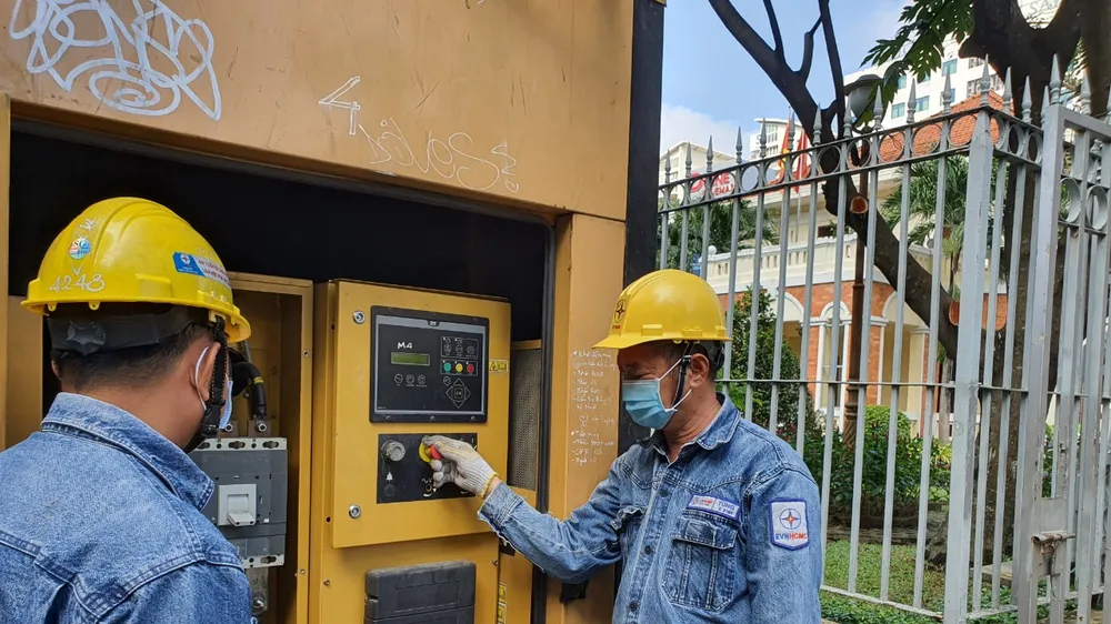 Công nhân EVNHCMC kiểm tra hệ thống điện dự phòng phục vụ họp Quốc hội trực tuyến