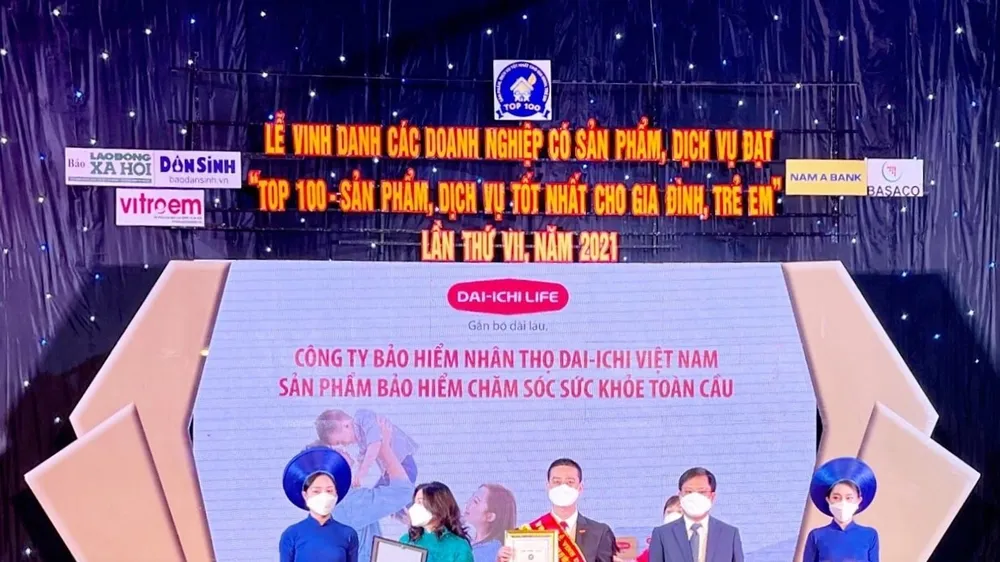 Ông Ngô Việt Phương, Phó Tổng Giám đốc Kinh doanh Dai-ichi Life Việt Nam nhận giải thưởng "Top 100 - Sản phẩm, dịch vụ tốt nhất cho gia đình, trẻ em" năm 2021