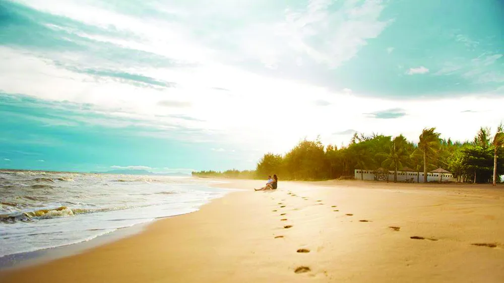 Đường bờ biển dài và đẹp của Hồ Tràm