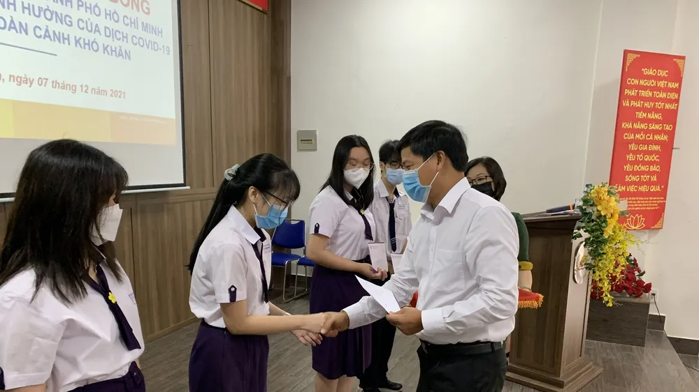 Ông Lê Văn Minh, Chủ tịch Công đoàn EVNHCMC trao học bổng cho 6 em học sinh trường THPT Nguyễn Thị Minh Khai có hoàn cảnh đặc biệt vì dịch Covid-19