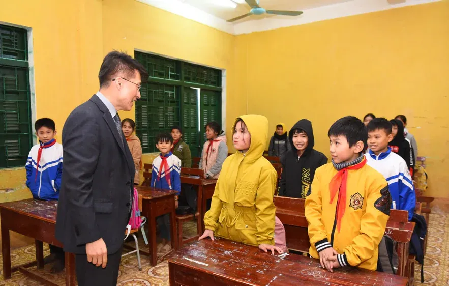 Dự án “Ngôi Làng Hy Vọng” còn hỗ trợ việc dạy và học cho 2.500 học sinh, giáo viên tại địa phương