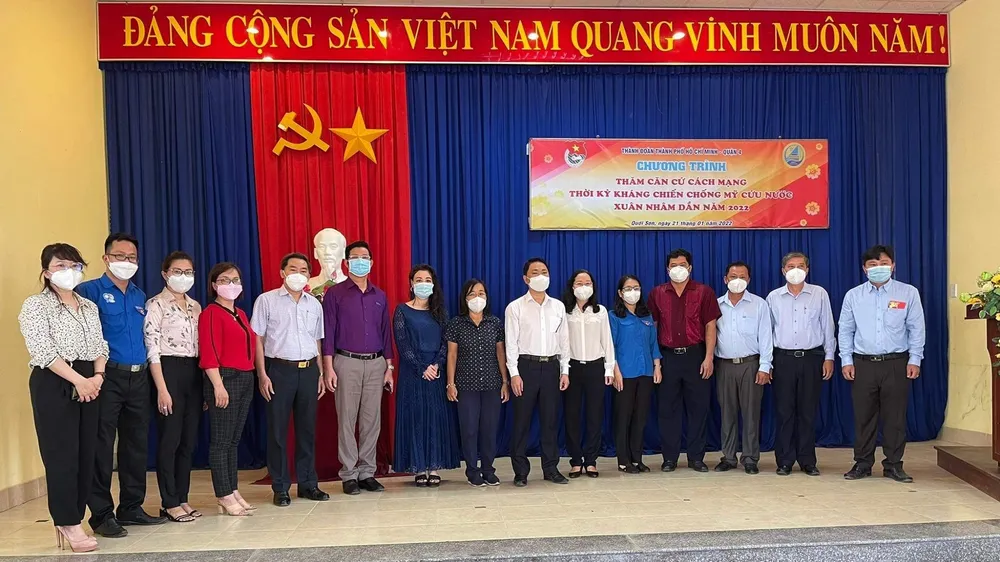 Đại điện Thành Đoàn TPHCM và đại diện VWS thăm hỏi, tặng quà cho các gia đình chính sách ở xã Quới Sơn