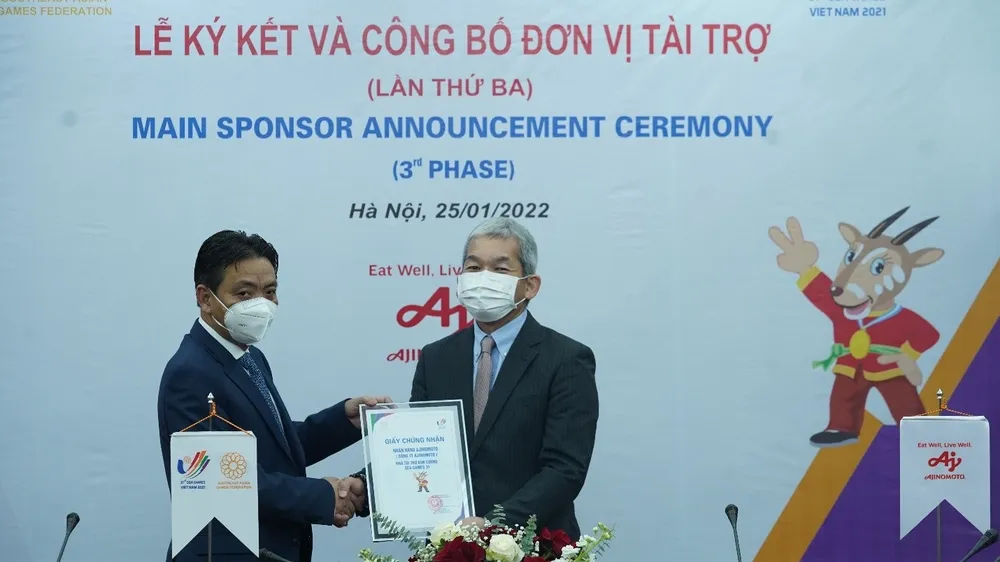 Ông Keiji Kaneko - Tổng Giám Đốc Công ty Ajinomoto Việt Nam nhận Giấy chứng nhận tài trợ từ Ban tổ chức SEA Games 31