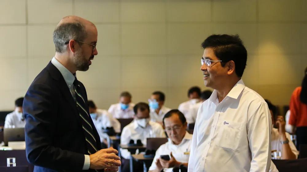  Ông Nathan Moore – Giám đốc dự án CIRTS và ông Võ Quang Lâm - Phó tổng giám đốc EVN trao đổi bên lề sự kiện.Ảnh: GIZ