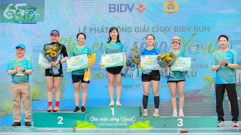 Lãnh đạo BIDV trao thưởng cho một số vận động viên nữ có thành tích cao trong ngày khai mạc “Giải chạy BIDVRun- Cho cuộc sống Xanh”