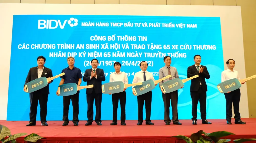 Ông Phan Đức Tú- Chủ tịch HĐQT BIDV (thứ 3 bên trái) và ông Lê Ngọc Lâm - Tổng Giám đốc (thứ 2 bên phải) trao biểu trưng xe cứu thương cho đại diện các địa phương