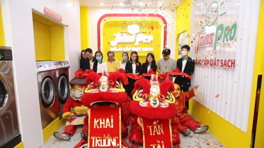 Ban lãnh đạo cắt băng khai trương, chính thức đưa Joins Pro đi vào hoạt động từ 12-05-2022