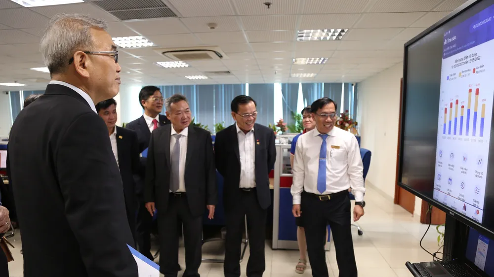 Giám đốc Trung tâm Chăm sóc khách hàng EVNHCMC Nguyễn Tấn Hưng giới thiệu ứng dụng (App) EVNHCMC CSKH với các đại biểu UEH