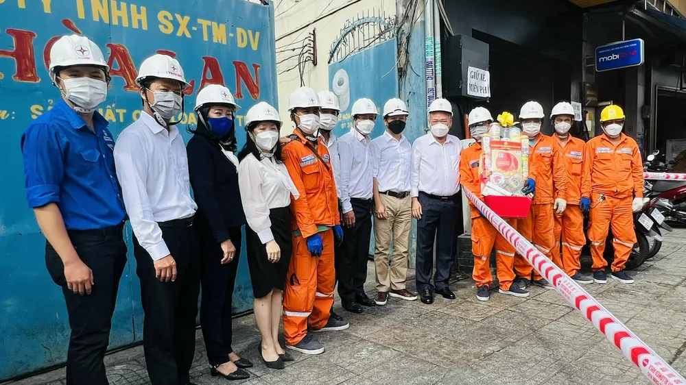Chủ tịch Hội đồng thành viên EVNHCMC Phạm Quốc Bảo (thứ 5 từ phải qua) thăm hỏi lực lượng công nhân Công ty Điện lực Phú Thọ đang làm việc tại hiện trường