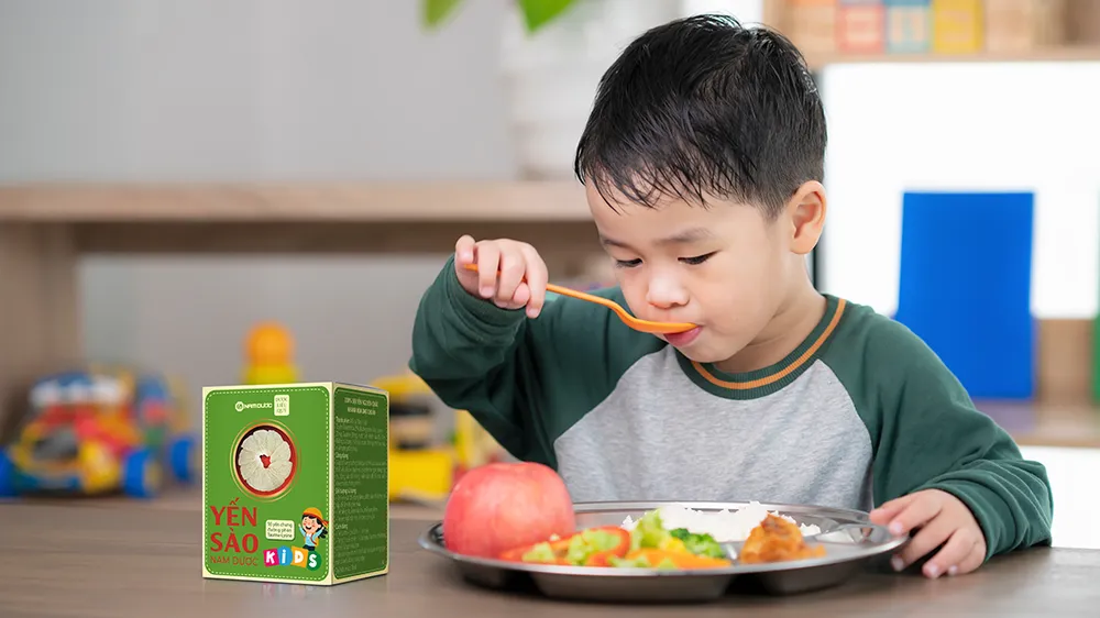 Có thành phần ngoài nguồn dinh dưỡng quý giá từ tổ yến, Yến Sào Nam Dược Kids còn được bổ sung thêm Lysine và Taurine giúp tăng cường sức khỏe cho trẻ nhỏ