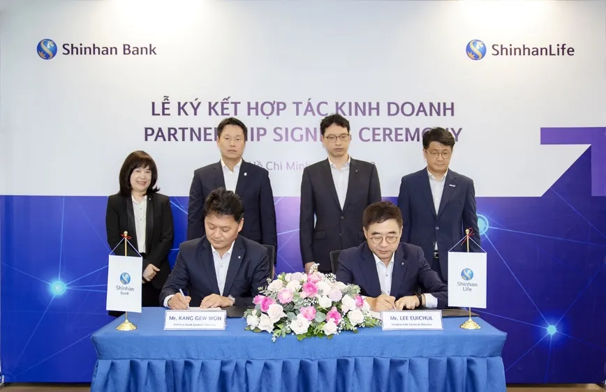 Ông Kang GewWon, Tổng Giám đốc Ngân hàng Shinhan Việt Nam (trái) và ông Lee Euichul, Tổng Giám đốc Shinhan Life Việt Nam ký kết hợp tác kinh doanh bảo hiểm