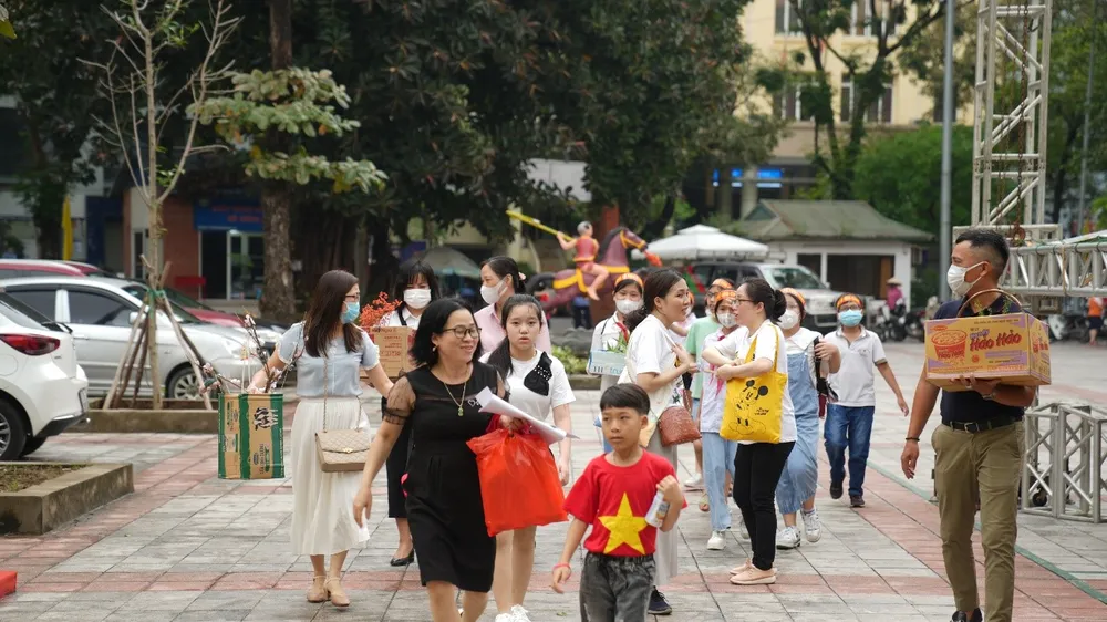 Từ 7 giờ sáng, Rạp Khăn Quàng Đỏ tại thành phố Hà Nội đã bắt đầu nhộn nhịp để sẵn sàng cho Ngày hội Cha-Ching năm học 2021 – 2022