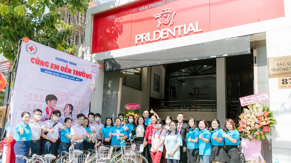 Prudential trao tặng xe đạp cho học sinh nghèo hiếu học tại TP Thủ Đức