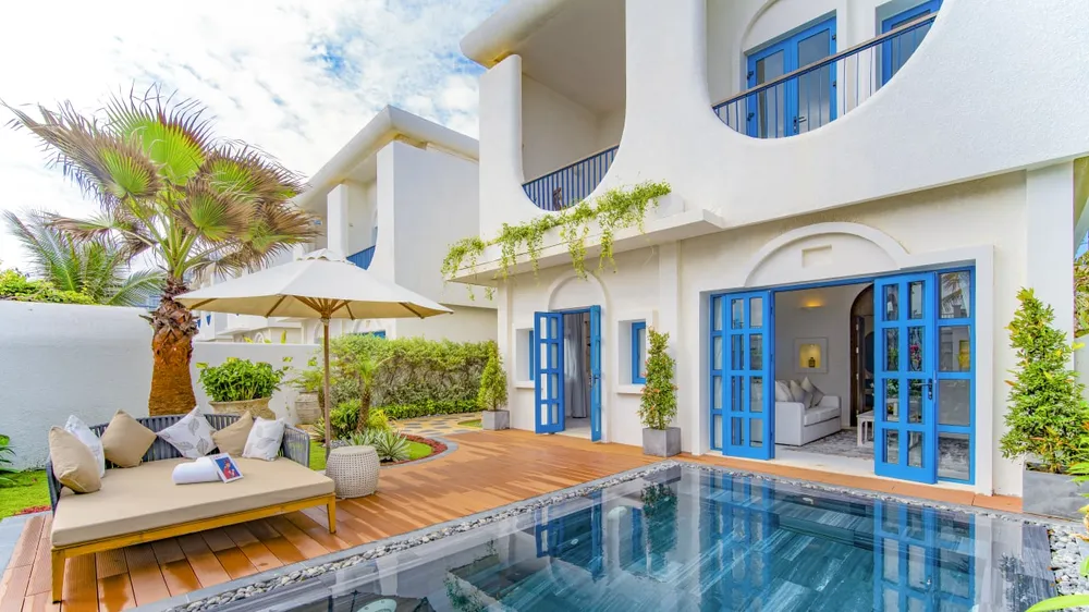 Phong cách thiết kế đậm chất Địa Trung Hải với những ô cửa đối xứng cùng sắc xanh - trắng nổi bật tưởng chừng chỉ có ở bên kia bán cầu