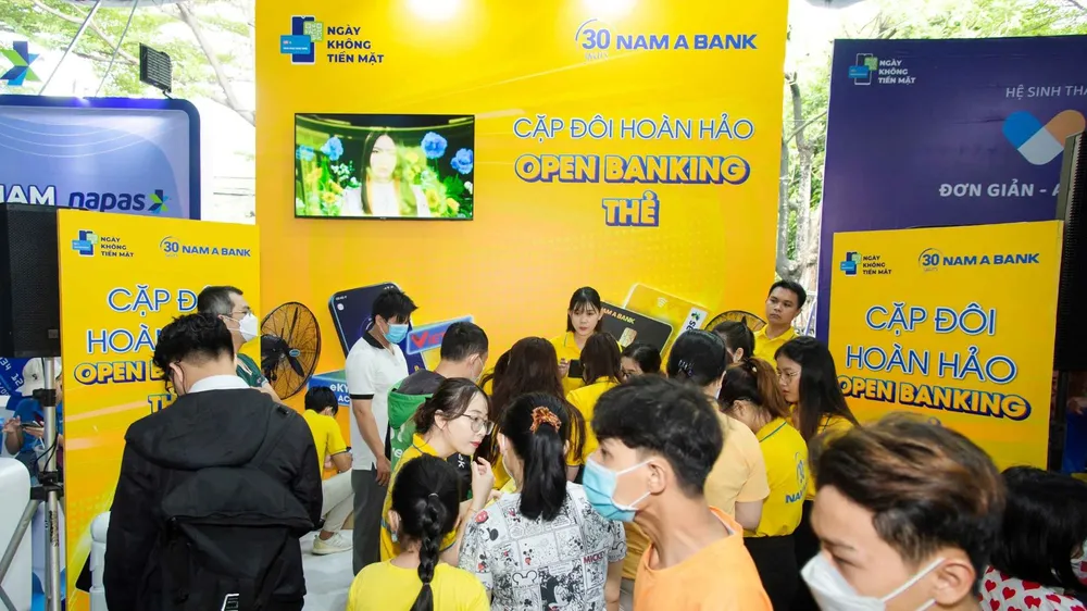 Công nhân tại Khu chế xuất Tân Thuận hào hứng trải nghiệm sản phẩm dịch vụ Nam A Bank tại hoạt động "Phiên chợ không tiền mặt"