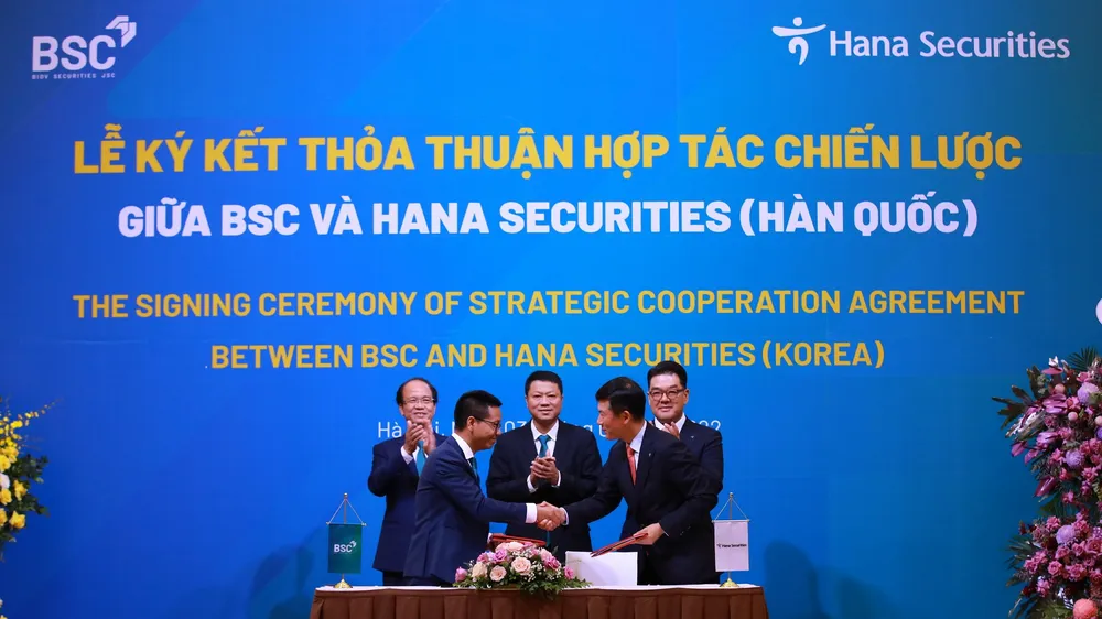 Đại diện lãnh đạo BSC và Hana Securities bắt tay sau khi ký thỏa thuận hợp tác chiến lược