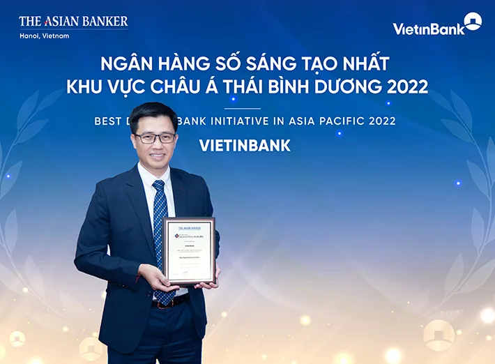 Đại diện VietinBank, ông Trần Hoài Nam, Phó Giám đốc Khối KHDN kiêm Giám đốc Trung tâm Phát triển Giải pháp tài chính khách hàng (PTGPTCKH) nhận giải “Ngân hàng số sáng tạo nhất Châu Á Thái Bình Dương”