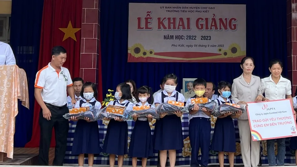 Các em học sinh có hoàn cảnh khó khăn, thành tích học tập tốt của trường Tiểu học Phú Kiết (Tiền Giang) nhận quà động viên đầu năm học mới của Japfa Việt Nam