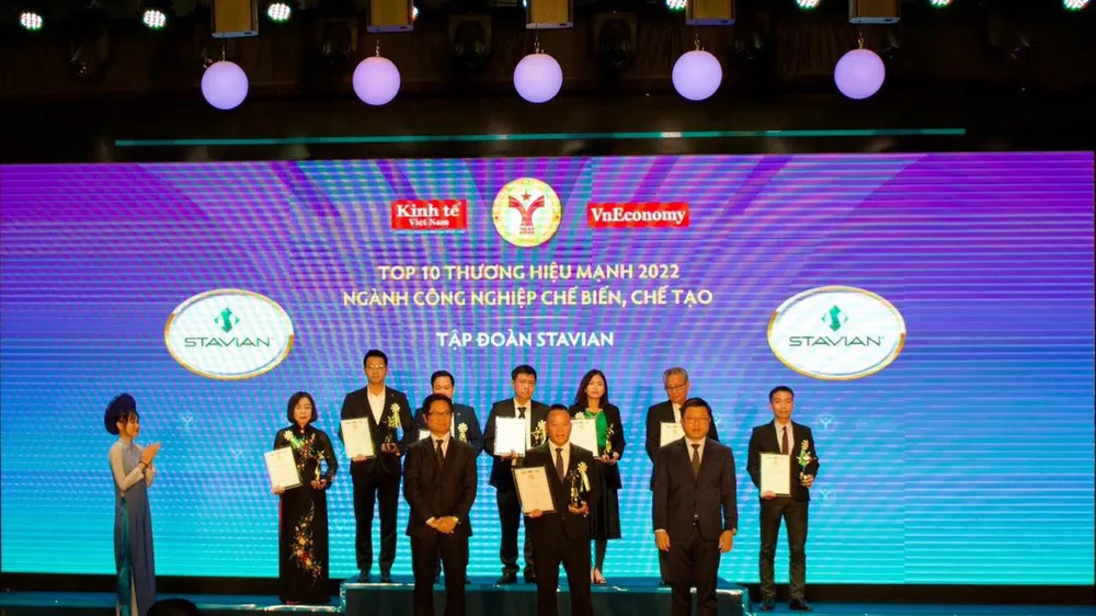 Ông Đinh Đức Thắng - Chủ tịch HĐQT Tập đoàn Stavian nhận Giải thưởng tốp 10 Thương hiệu mạnh ngành Công nghiệp Chế biến - Chế tạo