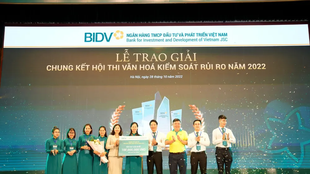 Vinh danh đội thi BIDV Chợ Lớn đã giành giải Nhất cuộc thi