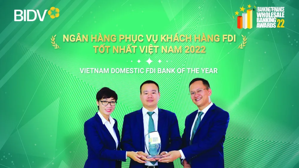 Đại diện BIDV nhận Giải thưởng Ngân hàng phục vụ khách hàng FDI tốt nhất Việt Nam năm 2022